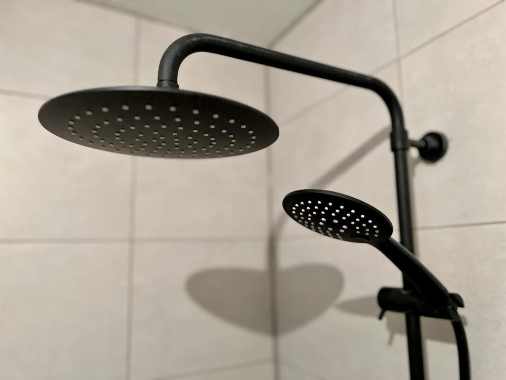 Elegante zwarte douchekoppen in een moderne badkamer.