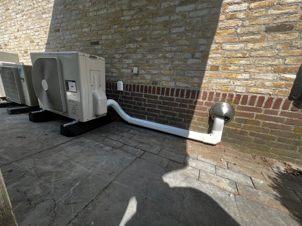 uitenunit van de Remeha Elga 6kW hybride warmtepomp, ontworpen voor efficiënte verwarming en koeling van woningen met duurzame technologie.