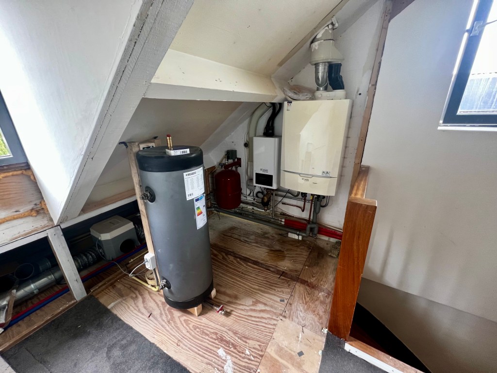 Hybride verwarmingssysteem met de Remeha Elga 6kW warmtepomp en de Remeha Calenta Ace HR-ketel, voor duurzame woningverwarming en optimaal energiegebruik.