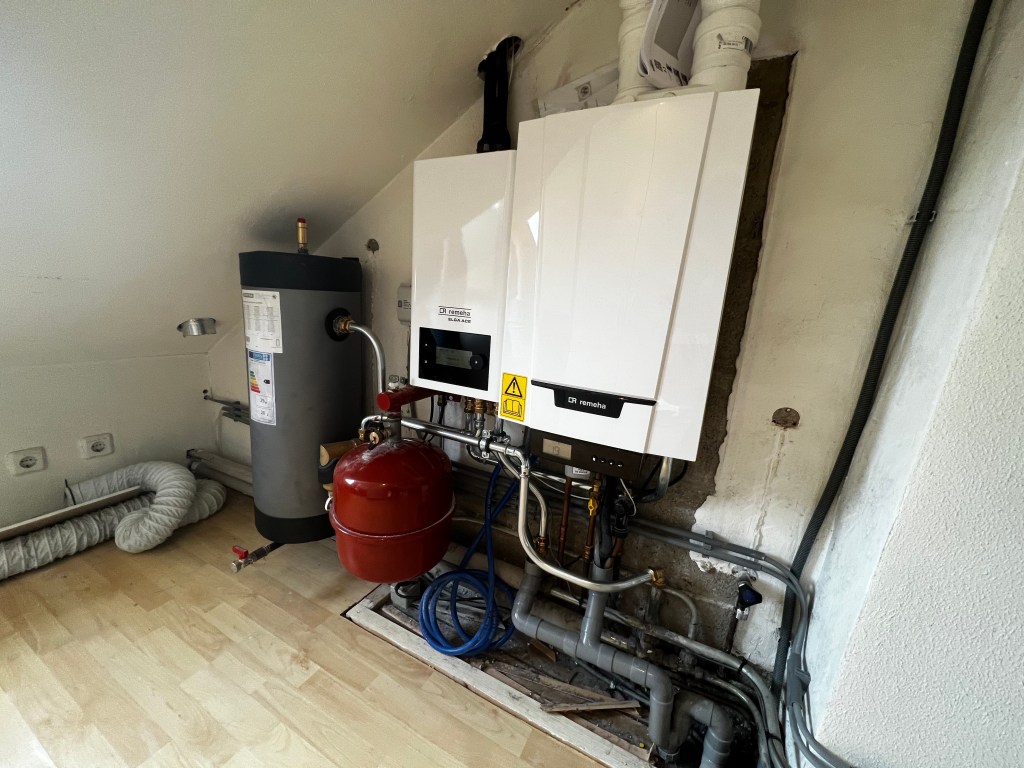 Hybride warmtepomp van het merk Remeha, model Elga 4kW, gecombineerd met een HR-ketel Remeha Tzerra Ace CW4 voor energie-efficiënte verwarming.