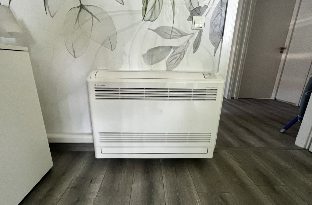 Vloermodel binnenunit van een Mitsubishi heavy airconditioningsysteem.