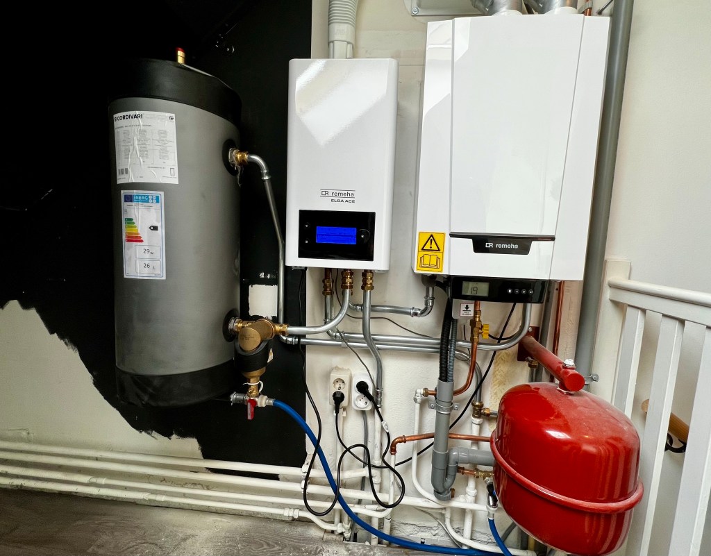 Remeha hybride warmtepomp Elga 4kW en Remeha Tzerra Ace CW4 HR-ketel, een geavanceerd systeem voor duurzame verwarming en warm water.