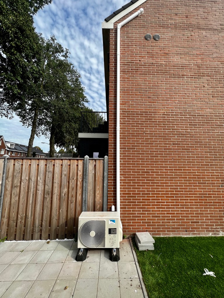 Remeha Elga 6kW buitenunit, onderdeel van een hybride warmtepompsysteem voor energiezuinige verwarming en koeloplossingen.