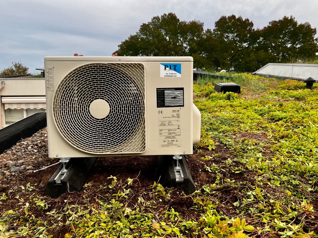 Buitenunit van de Remeha Elga 4kW hybride warmtepomp, ontworpen voor efficiënte verwarming en koeling van woningen.