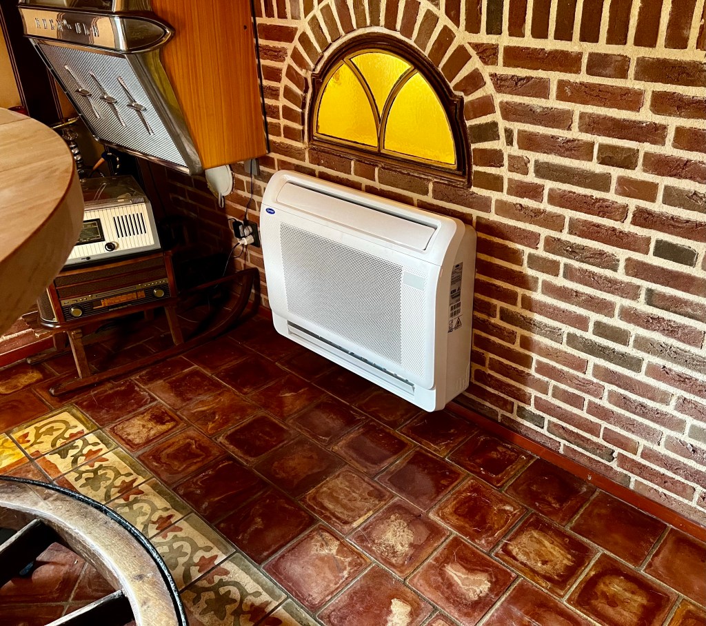 Vloermodel binnenunit van een Carrier airconditioningsysteem.