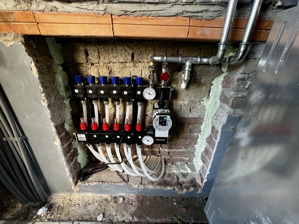 Vloerverwarming verdeler, een cruciaal onderdeel voor het verdelen van warm water in een vloerverwarmingssysteem.