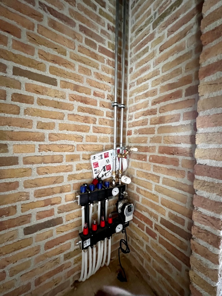 Vloerverwarming verdeler, essentieel voor het reguleren van de watertemperatuur in een vloerverwarmingssysteem.