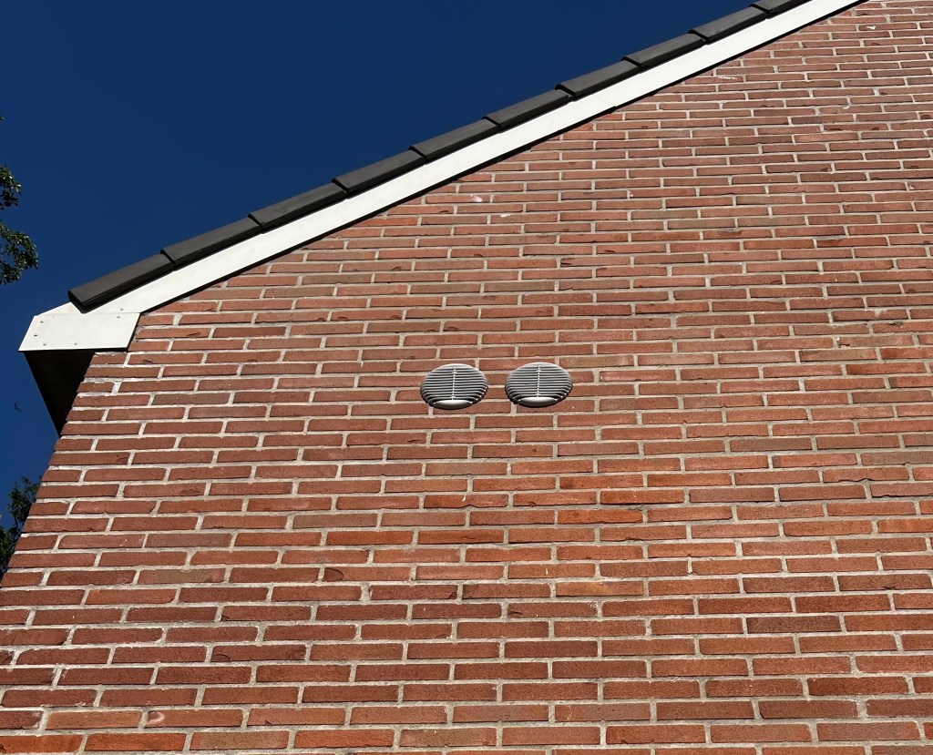 Luchttoe- en afvoerroosters van een warmtepompboiler, essentieel voor een efficiënte luchtcirculatie en optimale werking van het systeem.