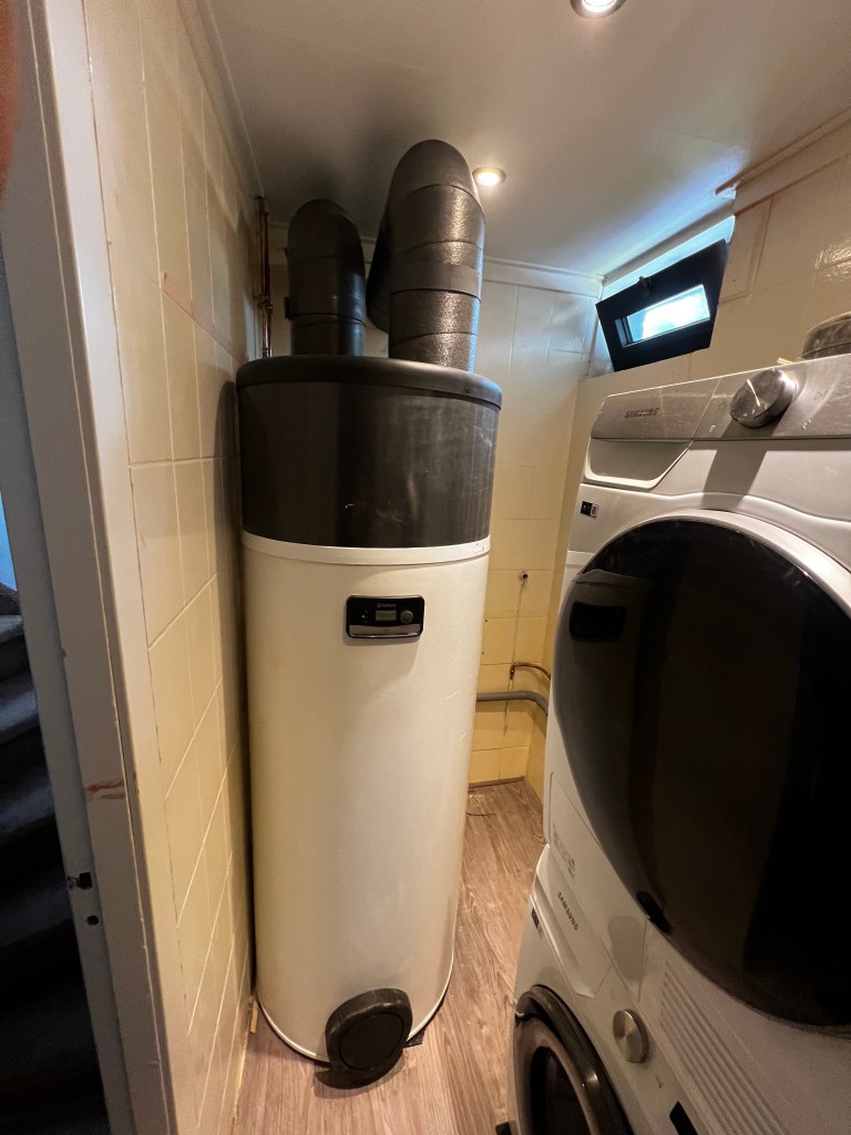 Vaillant aroSTOR VWL 260L warmtepompboiler, ontworpen voor het efficiënte opwarmen van tapwater met behulp van duurzame warmtepomptechnologie