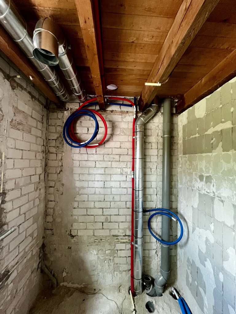 Standleiding en leidingschacht met waterleiding, verwarmingsleiding, riolering/afvoer, afzuiging en ventilatie, tijdens werkzaamheden voor toiletrenovatie.
