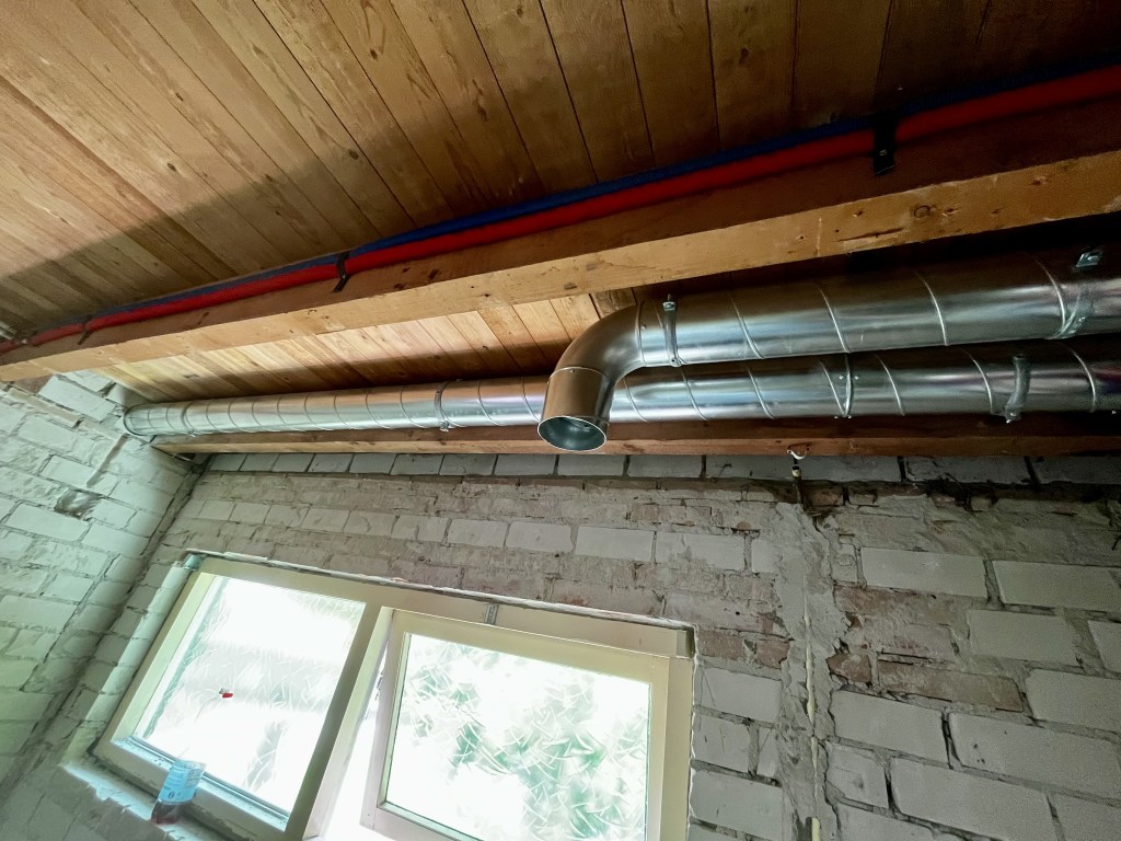 Waterleiding, verwarmingsleiding, riolering/afvoer, afzuiging en ventilatie, tijdens werkzaamheden voor toiletrenovatie.