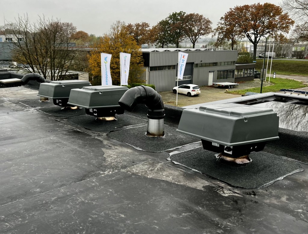 Dakdoorvoer voor afzuigventilator op een bitumen dakleer, inclusief doorvoer voor airco.