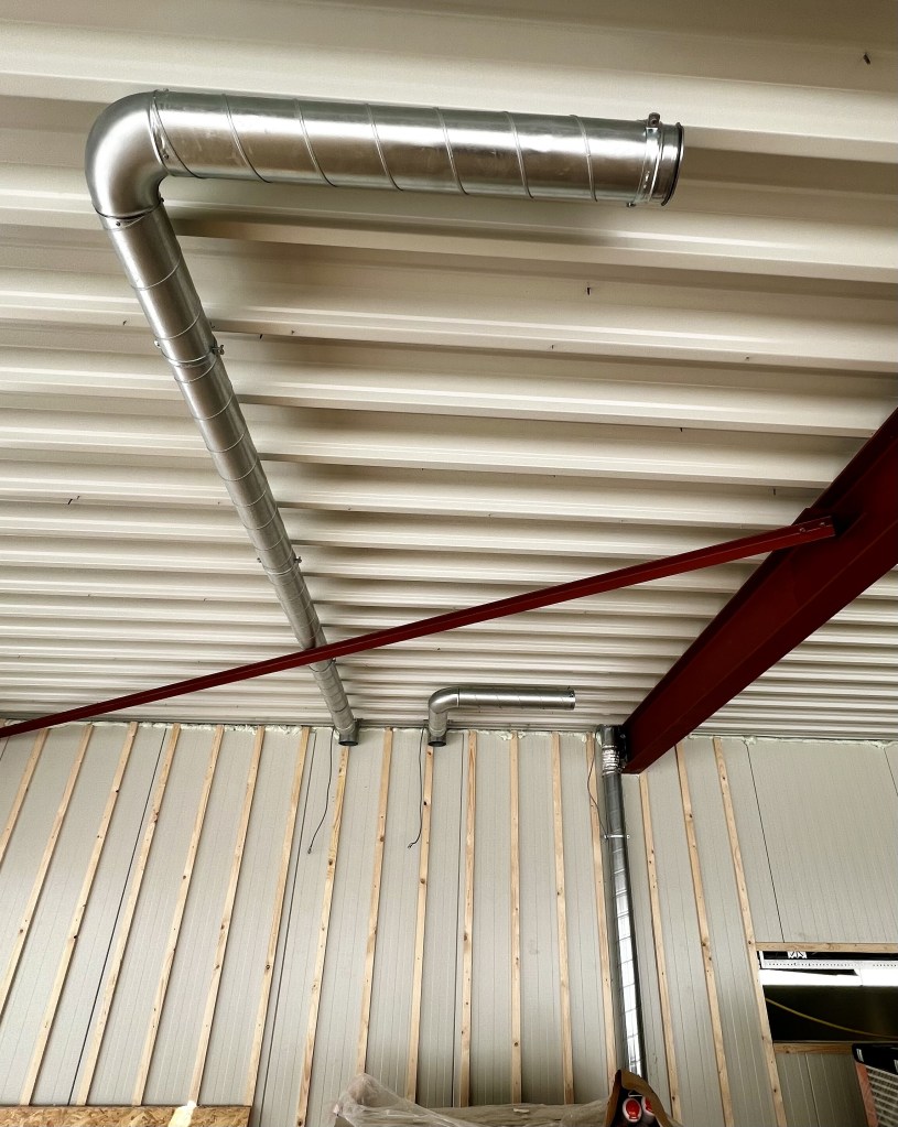 Ventilatiebuis van het afzuigsysteem in een bedrijfspand.