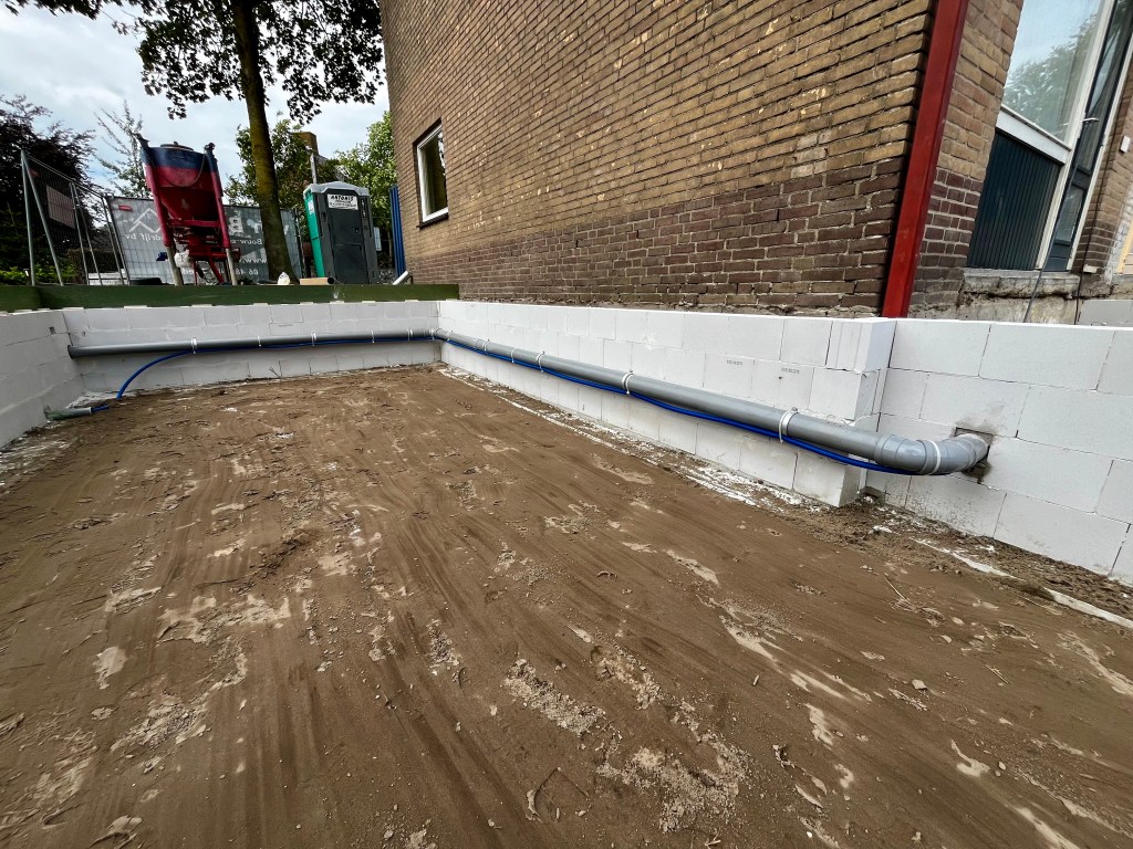 In de ruwbouw van de aanbouw zijn loodgieterswerkzaamheden uitgevoerd, waaronder riolering, afvoer, waterleiding, verwarmingsleiding, mantelbuis en ventilatie.