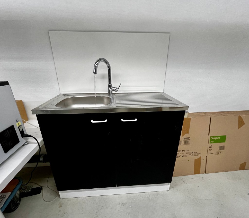 Zwart keukenblok met kraan en gootsteen geïnstalleerd door PIT -Poppe Installatie Techniek