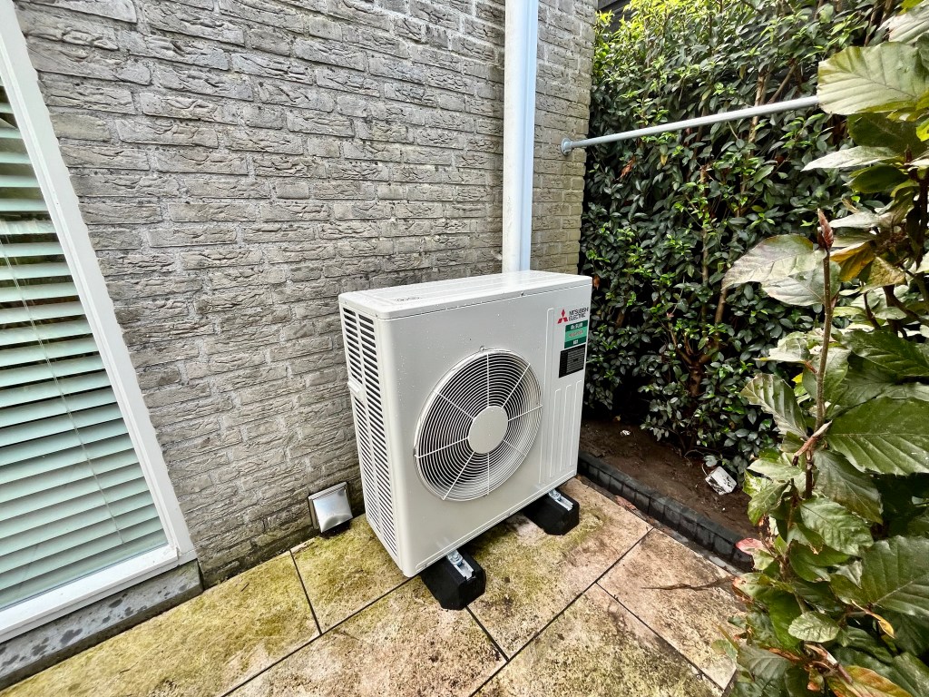 Buitenunit van Mitsubishi Electric voor een singlesplit aircosysteem geïnstalleerd door PIT - Poppe Installatie Techniek.