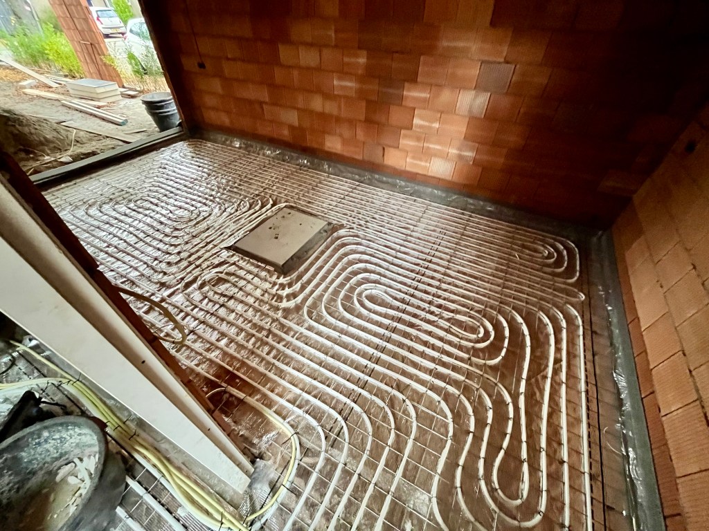 Vloerverwarming op netten in slakkenhuis patroon. 